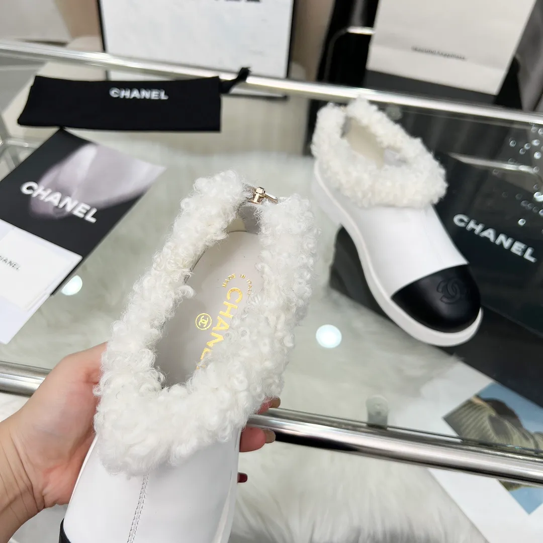 👟👟Ex-factory price 540👟👟 High version of Chanel CHANEL, 🌞🌞🌞Xiaoxiang’s latest 2025 autumn and winter short boots, a must-have item for this autumn and winter season! ! Ms. Chanel loves simple yet irresistible combinations to show her unique style. Mix and match freely to shine⚡Follow Grandma’s fashion steps! ! ! The top-notch craftsmanship and texture are perfectly presented. No matter any details, you can compare them with the counters. The best quality products can be entered and exited from the counters at will! ! ❶Material: imported cowhide/cow suede/wool ❷Lining: sheepskin lining ❸Feet: sheepskin ❹Outsole: original molded sole ❺Heel height: 3cm ❻Number of yards: 35-40 (40 and 41 are customized and non-refundable)
